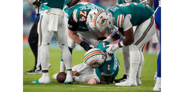 El quarterback de los Miami Dolphins, Tua Tagovailoa, vuelve a sufrir una conmoción cerebral